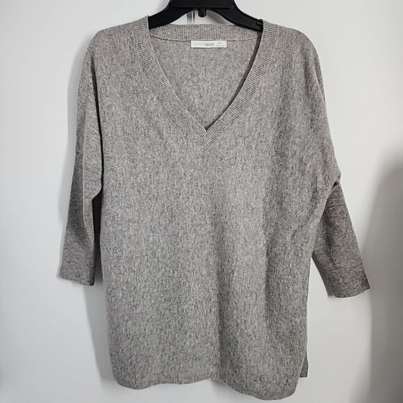 Subtle Luxury Sweater Womens Size S/M 100% Cashmere Vneck Gray Small Medium Snap - Picture 1 of 9